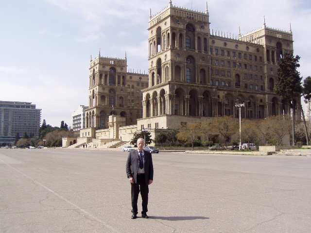 
 Reinhard Brandt auf dem Paradeplatz in Baku. Vor diesem eindrucksvollen Monument werden Paraden und Versammlungen abgehalten