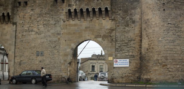 die Einfahrt zur Altstadt mit der Stadtmauer als Festung