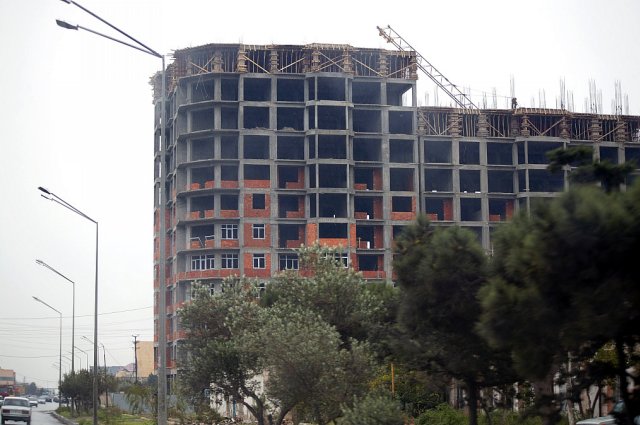 ein Hochhaus im Bau, Stockwerk für Stockwerk wird aufgebaut