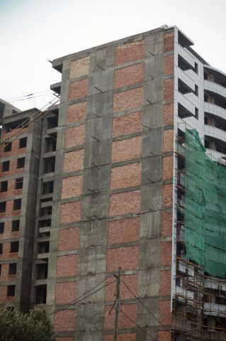 ein Hochhaus im Bau, Stockwerk für Stockwerk wird aufgebaut