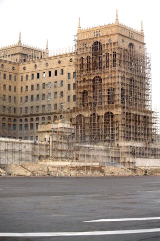 der Paradeplatz in Baku – der Palast in der Renovierung