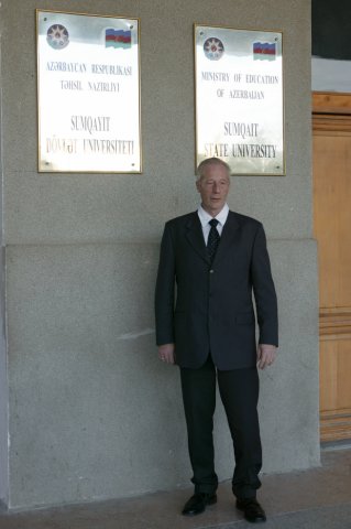 Staatsuniversität Sumgayit, Dr. Ing. Reinhard Brandt vor dem Haupteingang