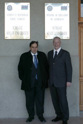 
 Staatsuniversität Sumgayit, Prof. Dr. Fikret Babayev und Dr. Ing. Reinhard Brandt vor dem Haupteingang